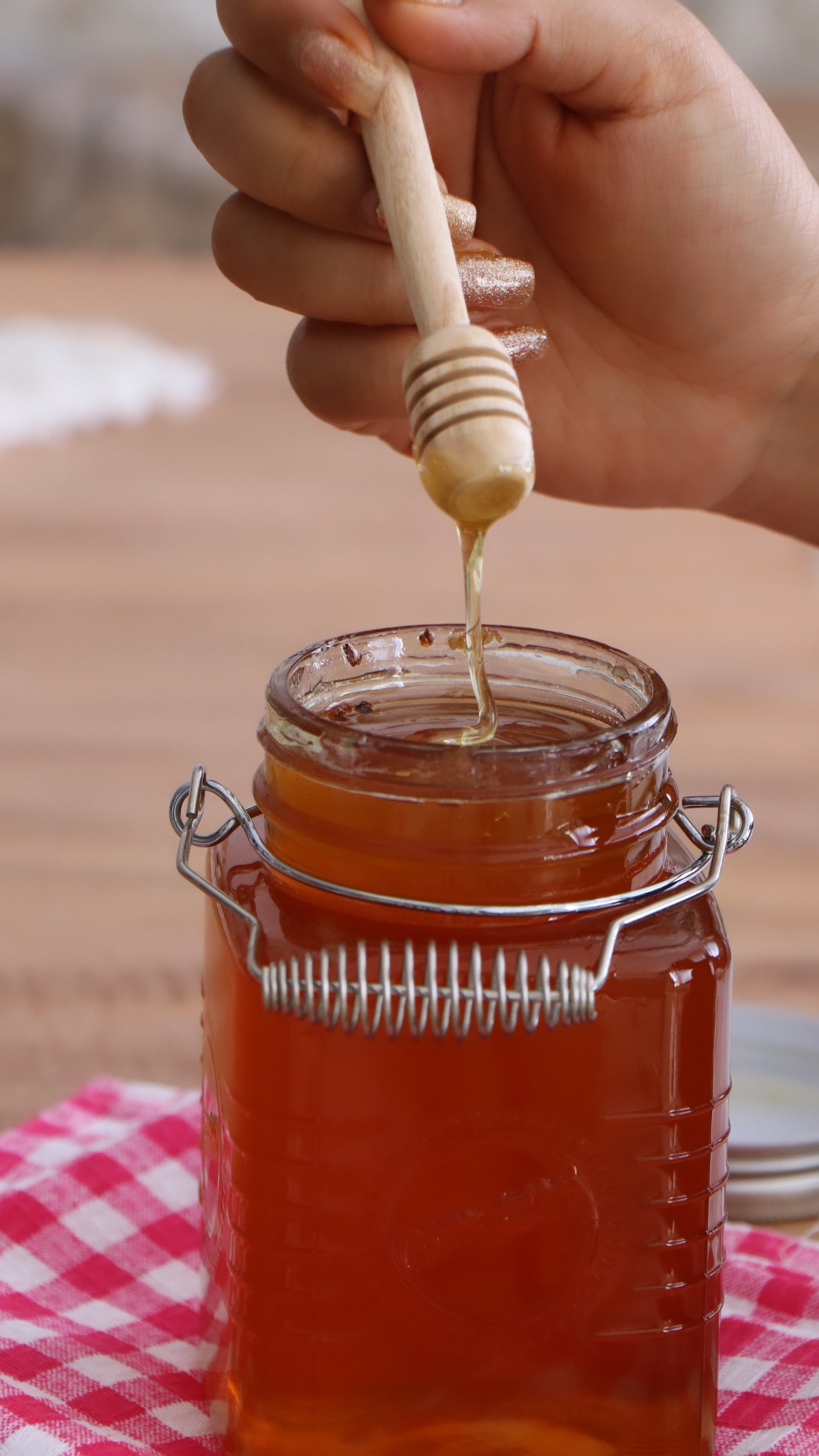 عسل خام، زنده، با شیرینی اندک